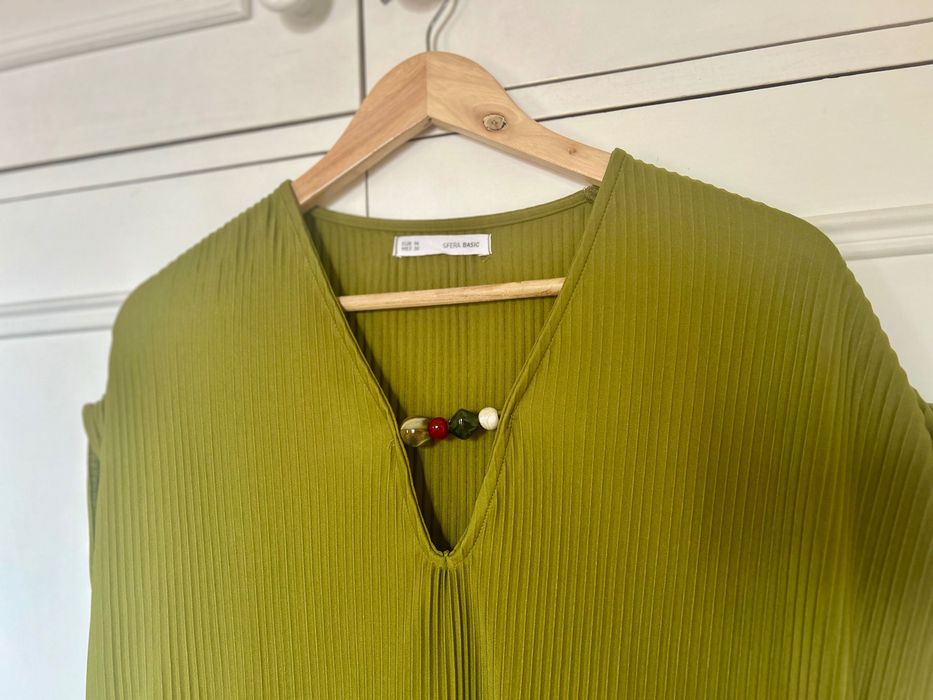 Vestido verde leve com pormenor de pedras no decote, veste mto bem