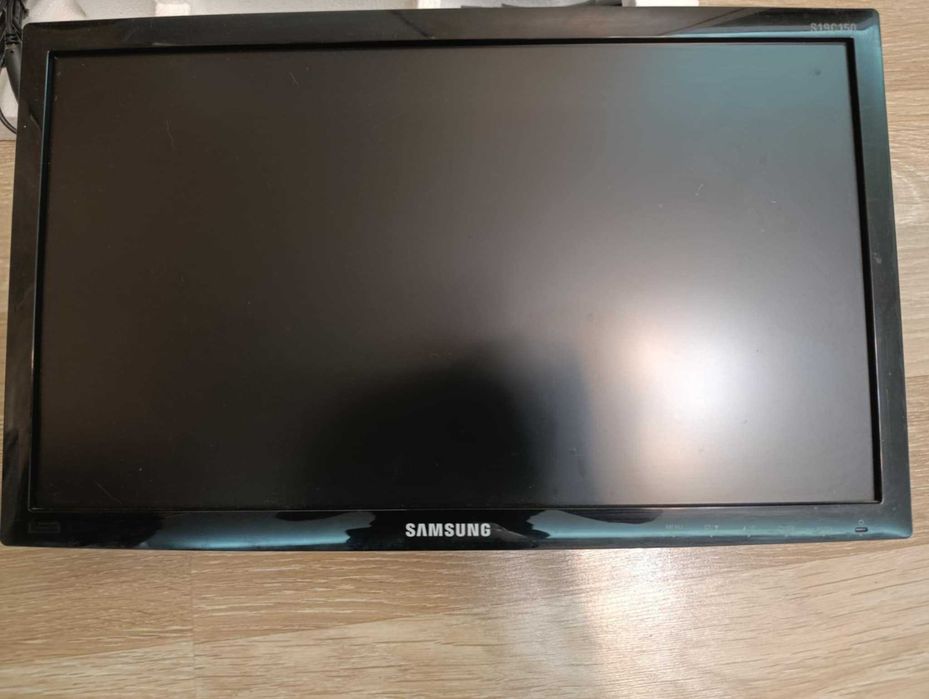 Monitor Samsung 19" LED - Sprawny, komplet z zasilaczem.