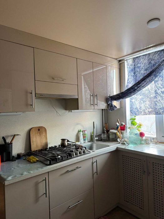 Продається двокімнатна квартира з двором, гаражом та городом