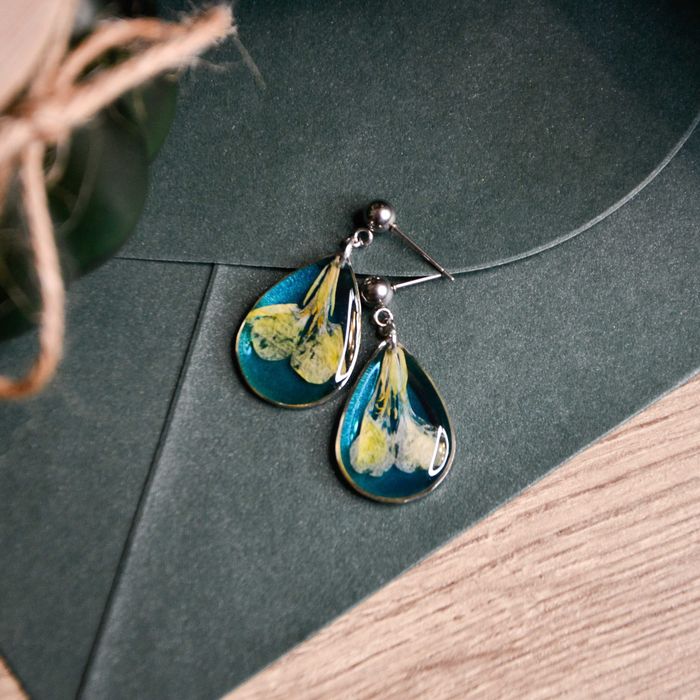 Kolczyki krople z kwitami polnymi na błękitnym tle