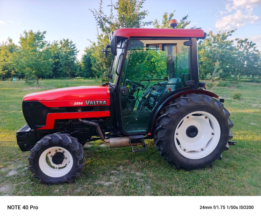 Ciągnik sadowniczy Valtra 3500v