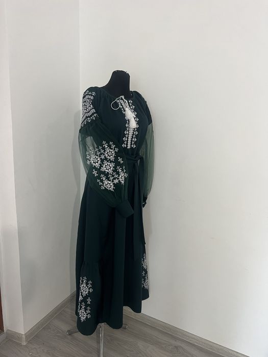 Модні вишиті плаття