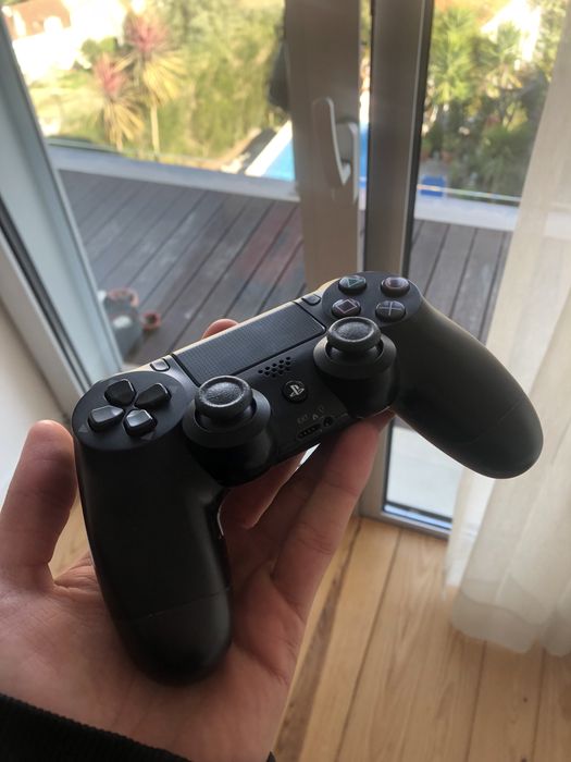 PS4 Pro 1TB como nova