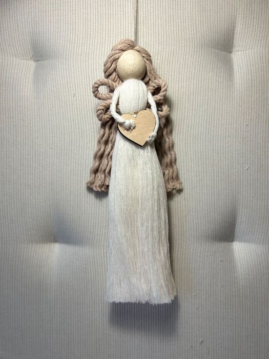 Янгол в техніці макраме ручної роботи.