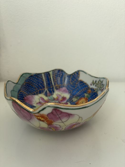 Uma taça porcelana chines antiga
