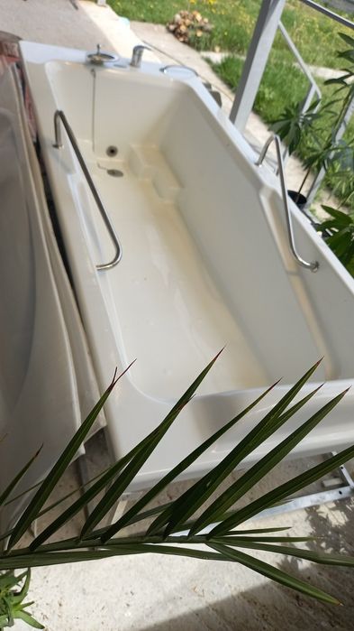 Продам ванну зі змішувачем і каркасом