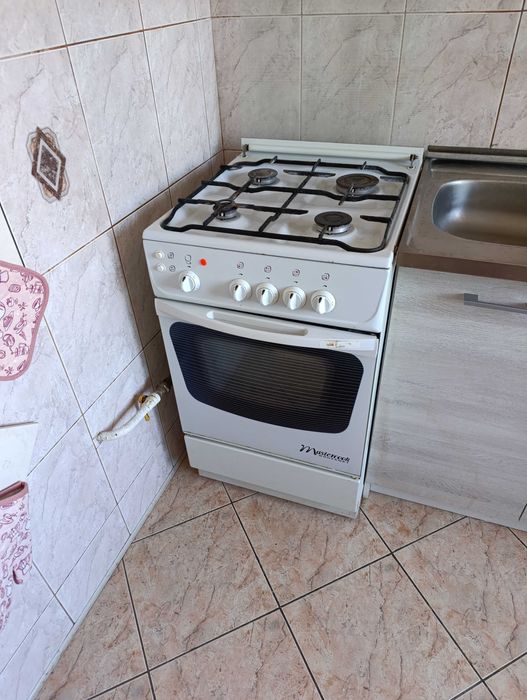 Kuchenka gazowa z piekarnikiem.