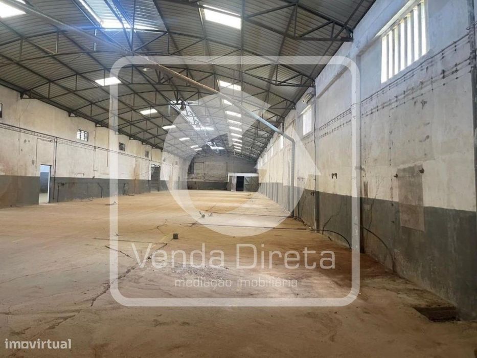 Armazém Industrial de 2 pisos com 2115 m² em Amiais de Baixo, Santa...