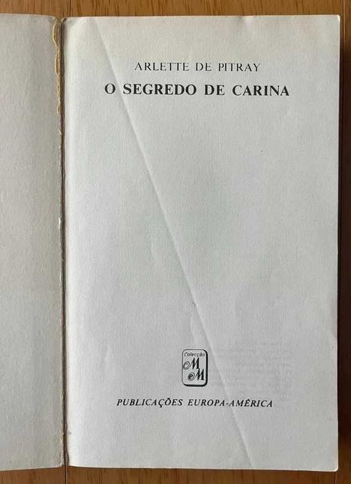 Livro "O Segredo de Carina" de Arlette de Pitray