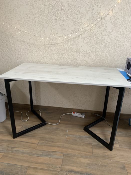 Стіл з металевими ніжками