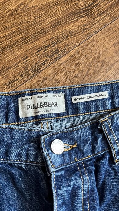 модель стандартного крою від бренду Pull&Bear