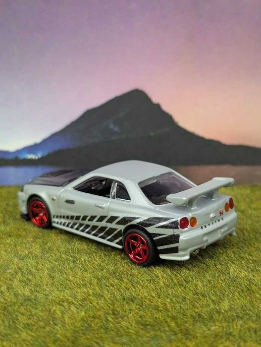 Hot Wheels Nissan Skyline GT-R BNR34 + Custom Pearl White