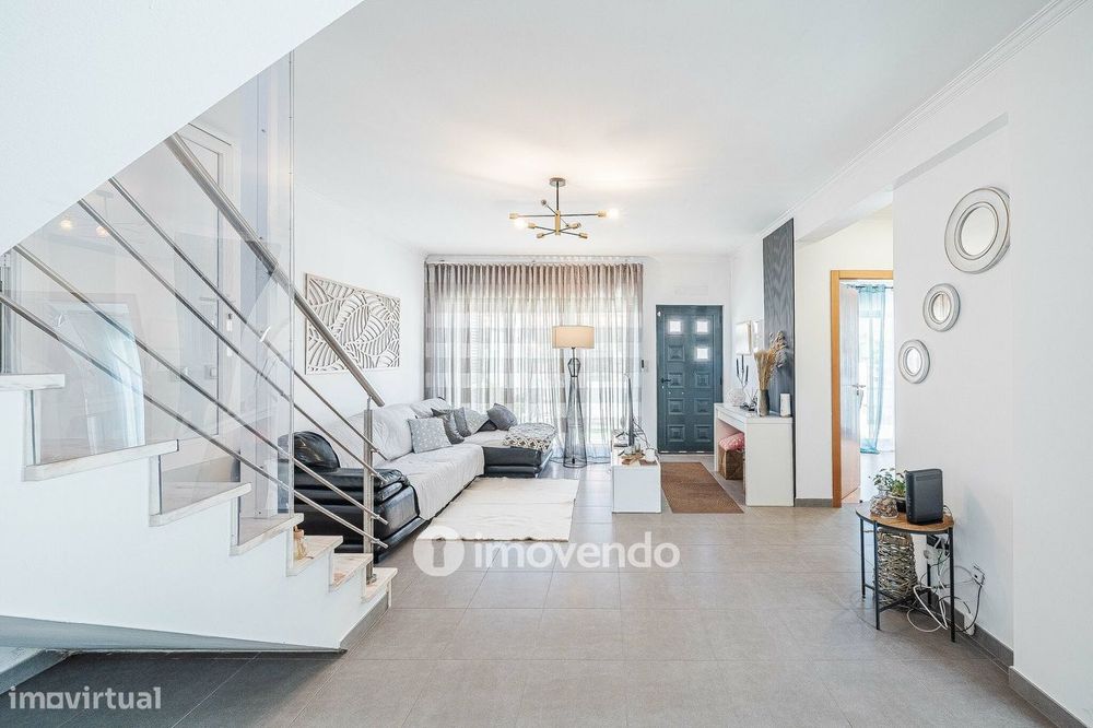 Moradia T3+1 de design moderno, com jardim, na Quinta do Anjo