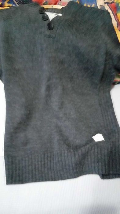 Sweter męski szary rozmiar L zapinany na 3 guziki pod szyją