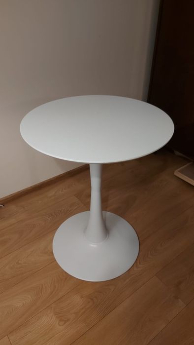 Biały stół i krzesła komplet