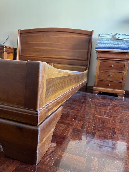 Mobília de Quarto em Cerejeira | Cama com colchão Molaflex + Cómoda com espelho + Mesas de Cabeceira + Guarda-vestidos