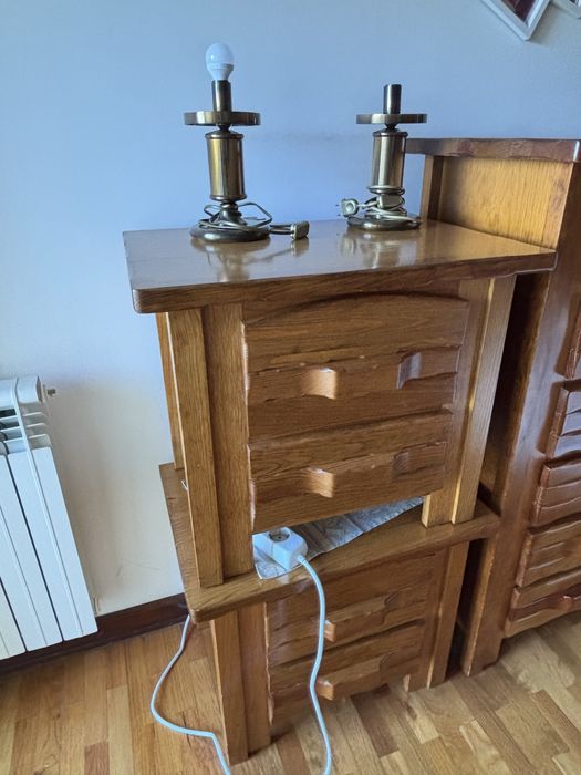 Pinho maciço tratado cama 140/150 com colchao e mesinhas de cabeceira