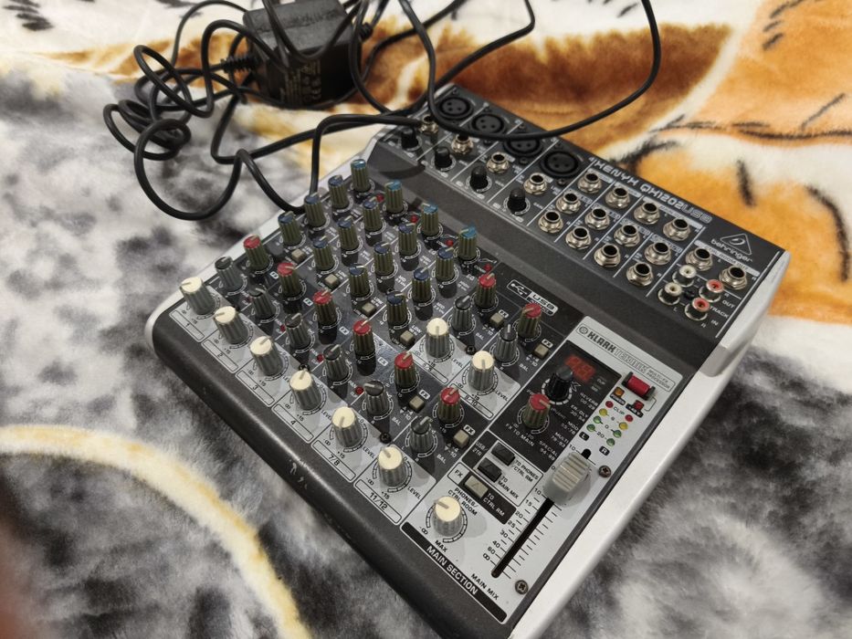 Mesa de som com 12 canais