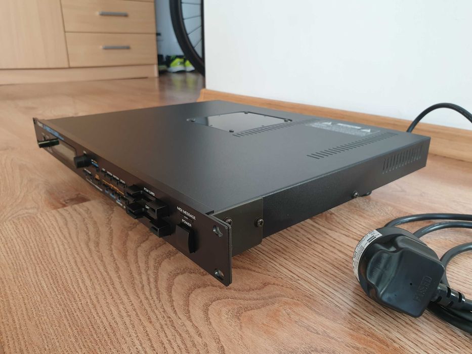 Roland jv880 syntezator