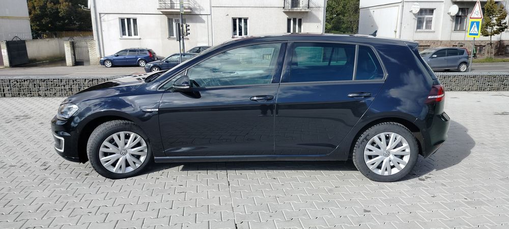 Продам E-Golf 2016 року.