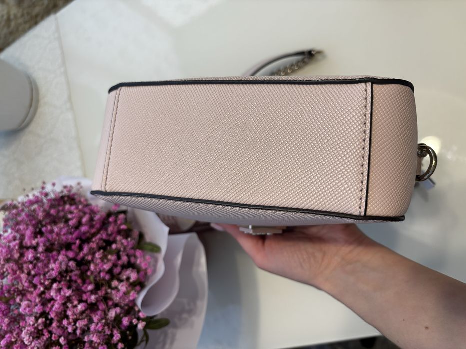 Жіноча рожева сумка Guess