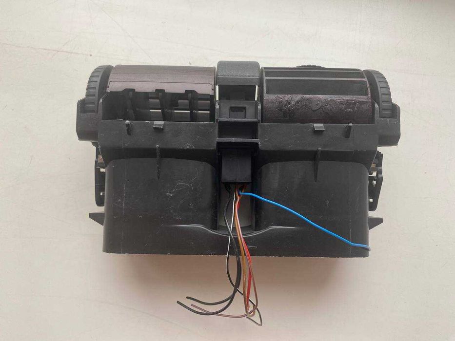 Повітряний дефлектор (центральний) Opel Astra G/90560344