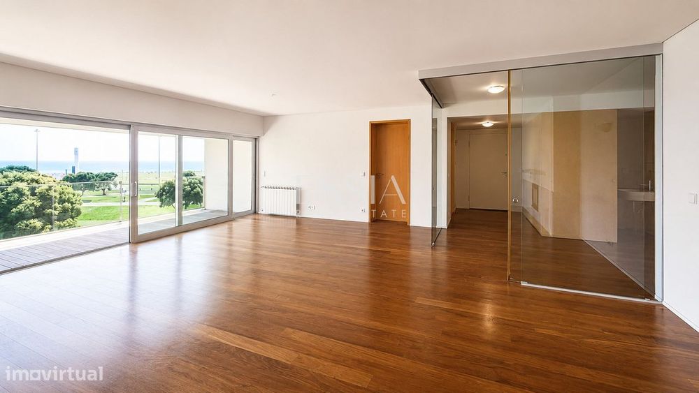 T4 Apartment with Balcony and Sea View