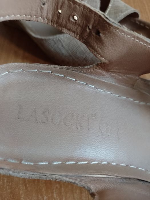 Sandały skórzane na koturnie