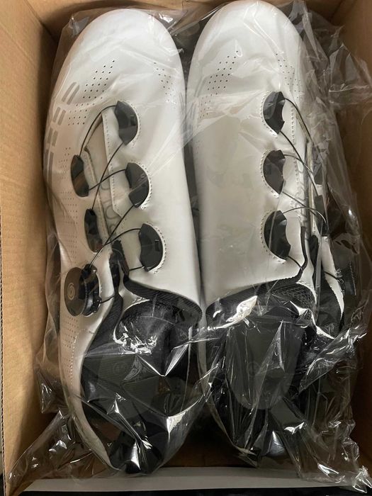 Nowe, oddychające, bardzo lekkie buty rowerowe do systemu Shimano SPD