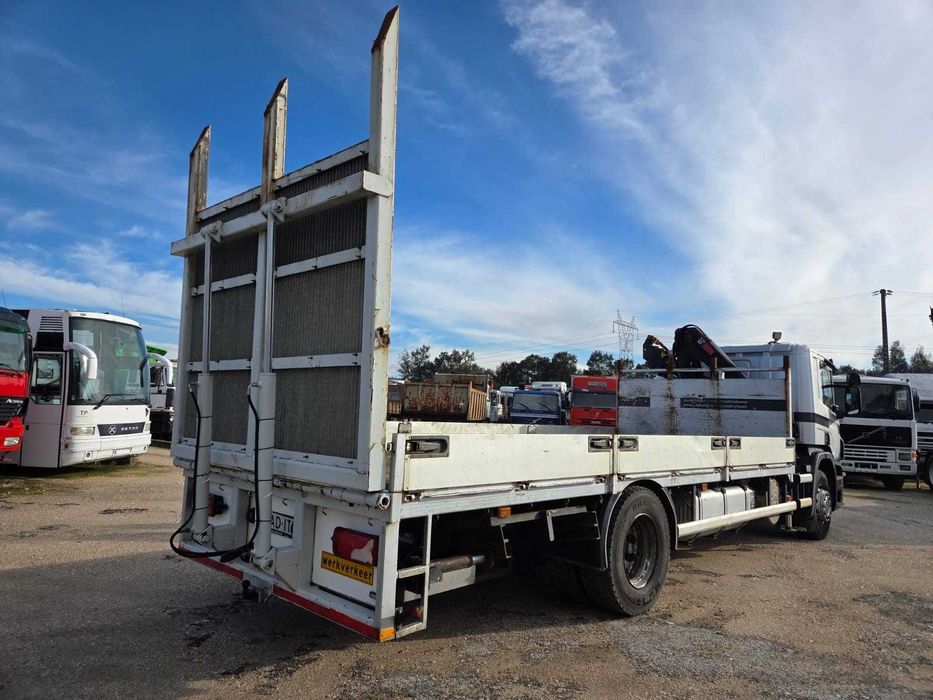 SCANIA P230 com GRUA HIAB