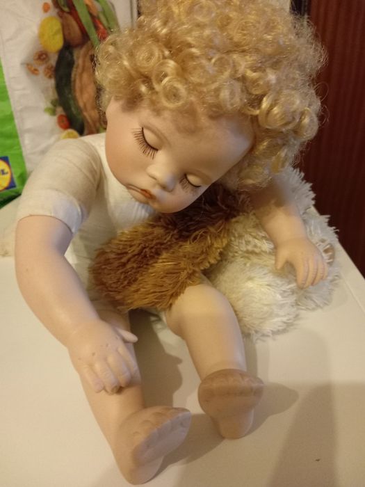 Boneca pequena de porcelana