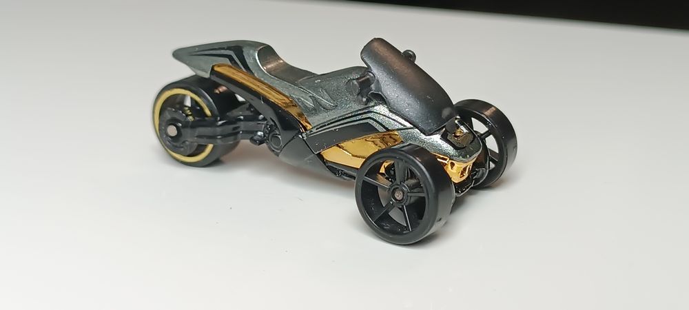 Hot Wheels - Tri & stop me Trike Gold Trójkołowiec Złoty