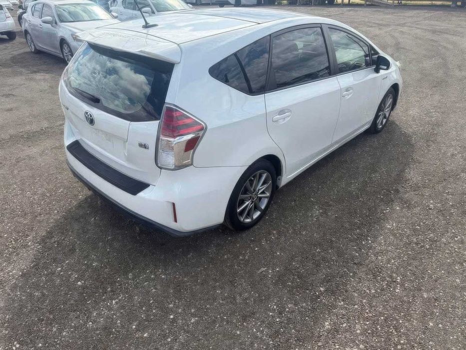 Toyota Prius v Five      2015