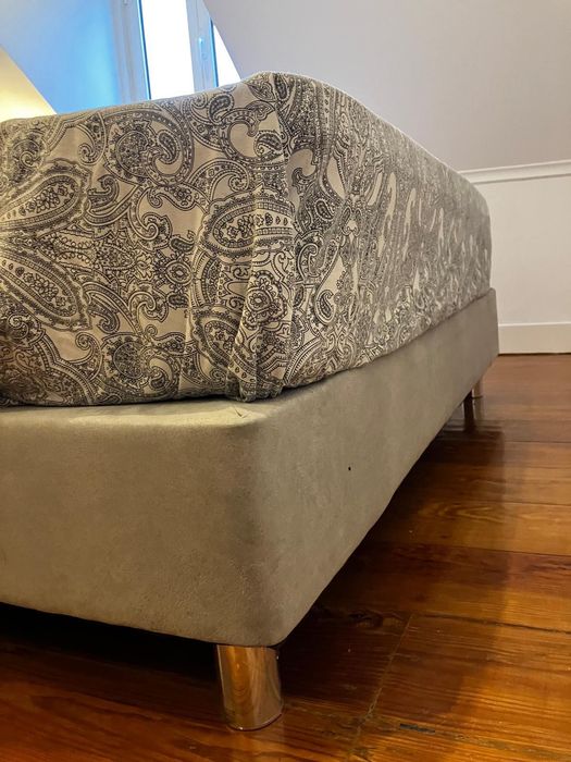 Cama de casal com colchão em muito bom estado de conservação.