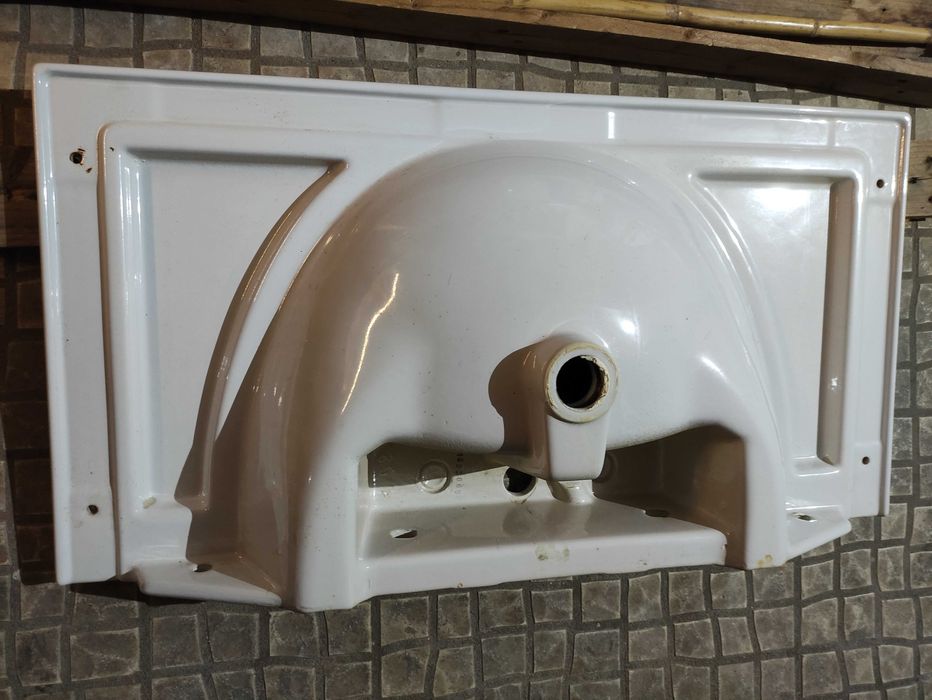 Lavatório branco usado