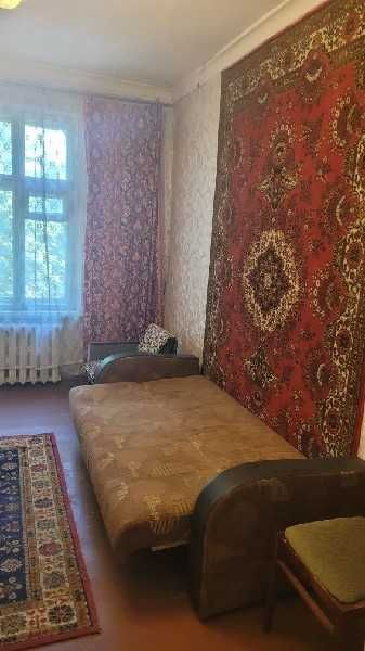 Продається 2-о кімнатна СТАЛІНКА  вул. НЕЗАЛЕЖНОЇ  УКРАЇНИ 3/5