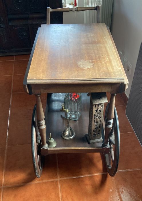 Mesa garrafeira antiga c/rodas
