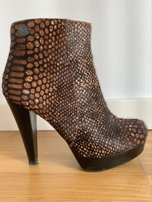 Botins em pelo com salto