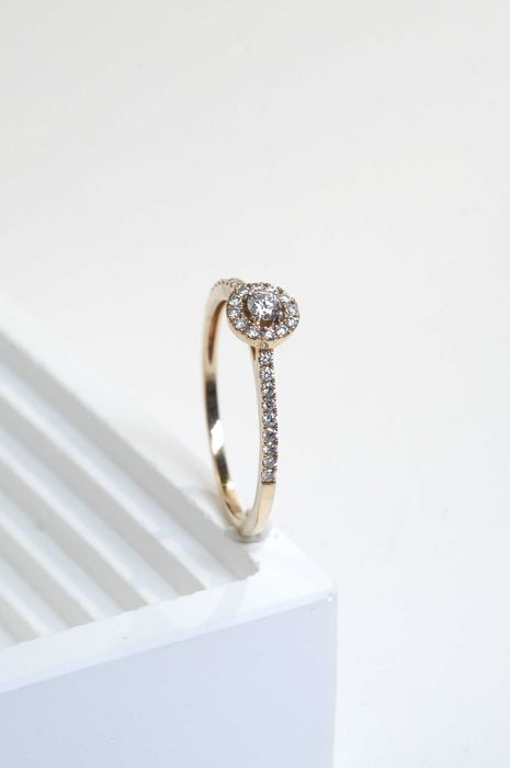 Złoty pierścionek z brylantem 14K 1.30g