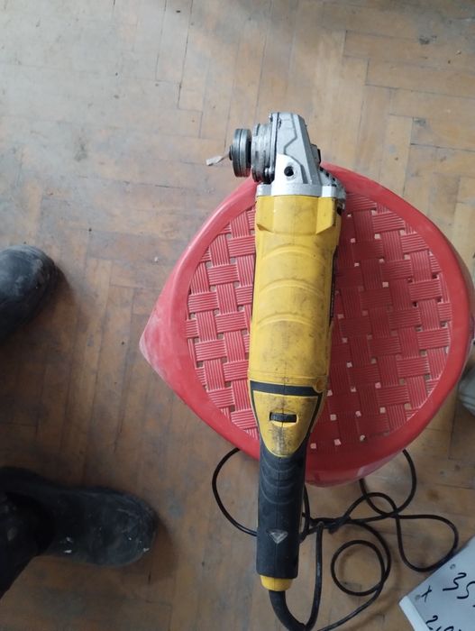 Продам болгарку на запчастини.