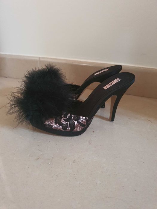 Chinelas pretas com pluminhas, renda e salto alto