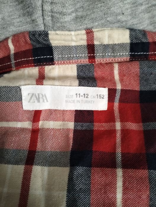 Дві Сорочки zara на 13 років. Недоліків не має . Ціна за дві-500