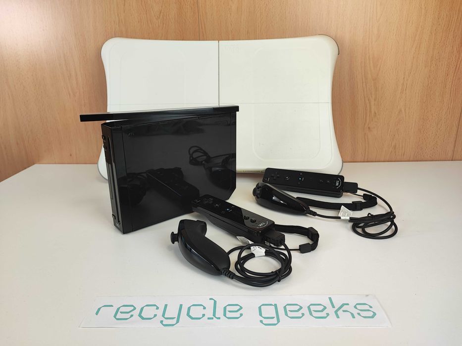 Nintendo Wii RVL-001 +2 Wii Remote +2 Wii Nunchuck + Wii Balance Board