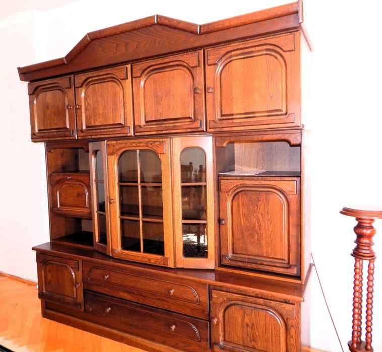 Dębowy klasyczny kredens PRL