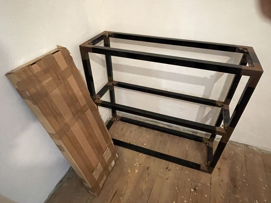 Estante com estrutura em ferro com prateleiras de vidro