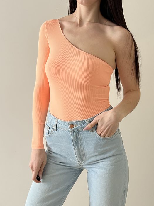 Боді яскравого кольору з одним рукавом