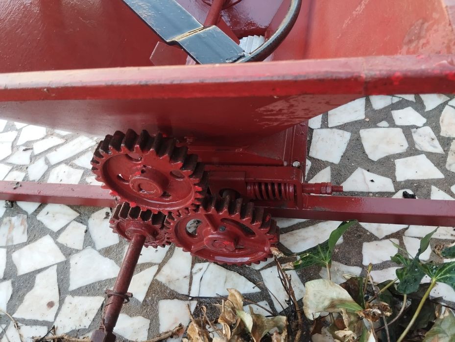 Alfaia agrícola, esmagador de uvas