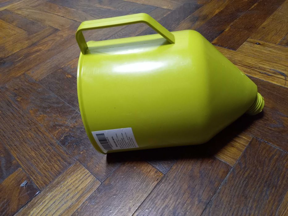 Продам лейка , воронка для бензина. Новая.
