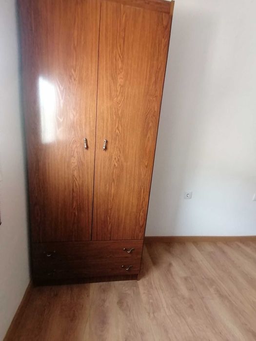 Armário com 2 portas + 2 gavetas.