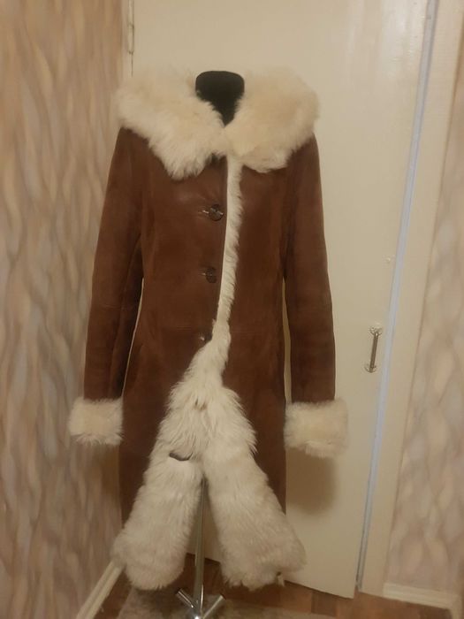 Дублянка  коричневого кольору з світлим хутром, в ідеальному стані.
